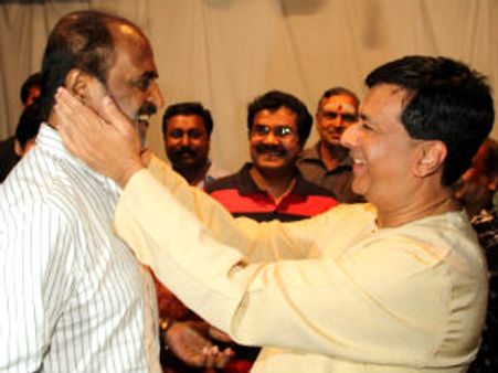 ஒய் ஜி மகேந்திரன் நடித்த புதிய நாடகத்தைப் பார்த்துப் பாராட்டினார் சூப்பர் ஸ்டார் ரஜினி.