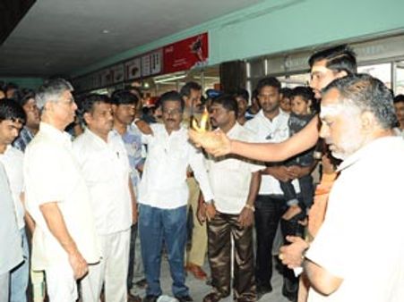 நண்பன் ரிலீஸ்... கோயில்களில் பூஜை... பால் - பீரபிஷேகம்!!