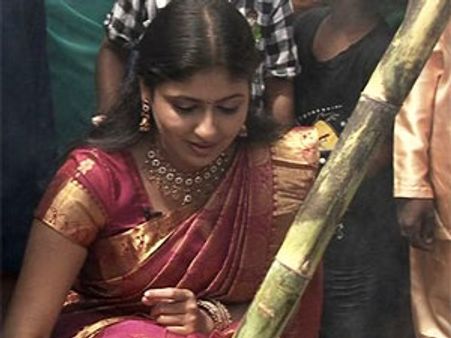 மலேசிய தமிழர்களுடன் பொங்கல் கொண்டாடிய நடிகை மோனிகா