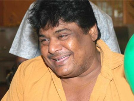 எருமை மீது ஊர்வலம் போய் கையை உடைத்துக் கொண்ட மன்சூர் அலிகான்!