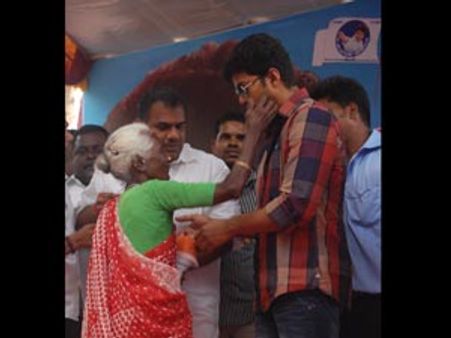 புயலால் பாதிக்கப்பட்ட கடலூர் மக்களுக்கு விஜய் நேரில் உதவி