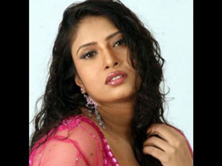 அமெரிக்க டாக்டர் மாப்பிள்ளையைக் கைப்பிடிக்கும் சங்கவி!