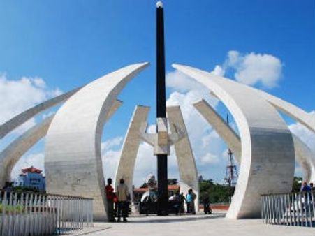 எம்ஜிஆர் சமாதியில் குழந்தைகள்-குடும்பத்தோடு சினிமா தொழிலாளர்கள் உண்ணாவிரதம்!