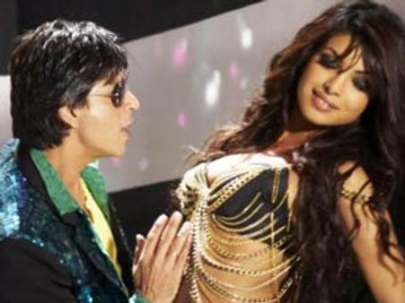 ஷாருக்குடன் நெருக்கம்: பிரியங்காவை ஒதுக்கும் பாலிவுட்?