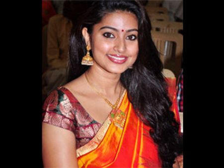 பள்ளிகள் பாடம் தவிர்த்து நற்பண்புகளையும் கற்றுத் தர வேண்டும்: சினேகா