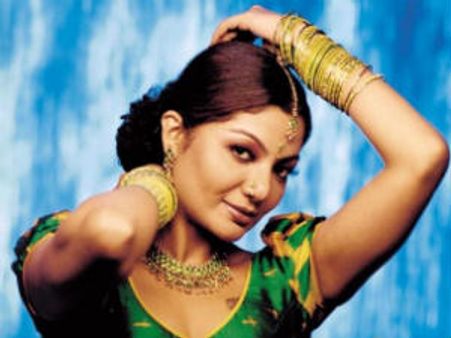 துபாய் கலை நிகழ்ச்சிக்கு போய் வந்ததால் அல்போன்சா- காதலர் இடையே தகராறு?