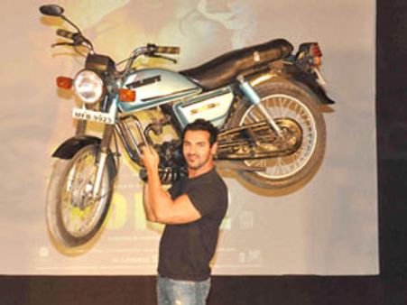 தாறுமாறாக பைக் ஓட்டிய வழக்கில் ஜான் ஆபிரகாம் கைது