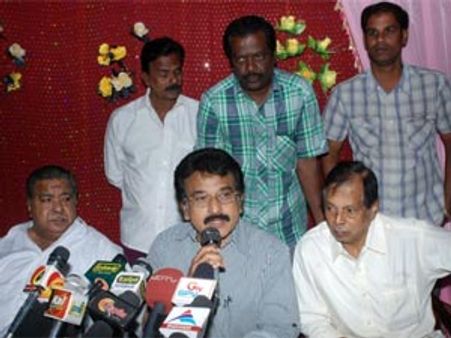 தயாரிப்பாளர்களைக் கண்டித்து காலவரையற்ற உண்ணாவிரதம் - சினிமா தொழிலாளர்கள்