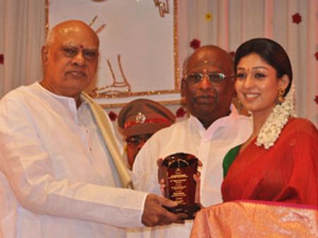 'ஸ்ரீராமராஜ்ஜியம்' படத்துக்காக நயன்தாராவுக்கு உகாதி புரஸ்கார் விருது!