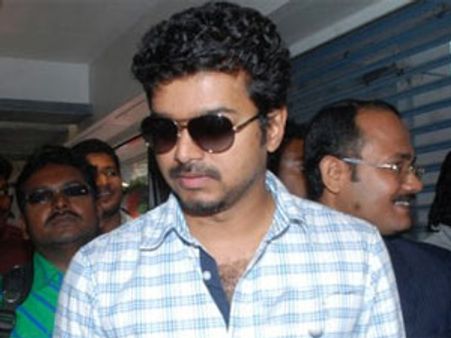 மும்பையில் நடிகர் விஜய் விழாவில் ரகளை- ரசிகர்கள் மீது போலீஸ் தடியடி