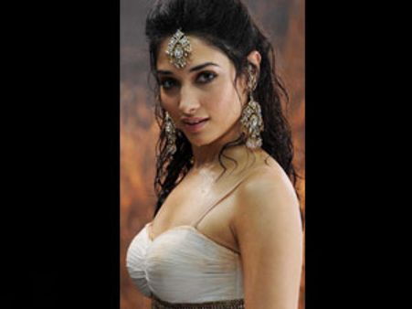 அழகோ, அழகு... பேரழகு.. தமன்னா முகத்தை சிவக்க வைத்த சிரஞ்சீவி!