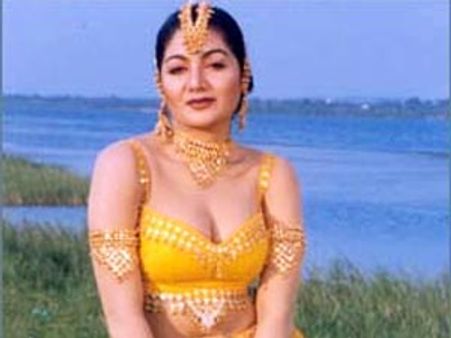 'ஓட மாட்டேன், குற்றச்சாட்டுகளை சட்டப்படி சந்திப்பேன்' - நடிகை அல்போன்சா