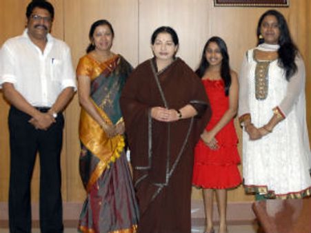 மகள் திருமணம்: முதல்வர் ஜெயலலிதாவுக்கு அழைப்பு வைத்த இயக்குநர் கே எஸ் ரவிக்குமார்!