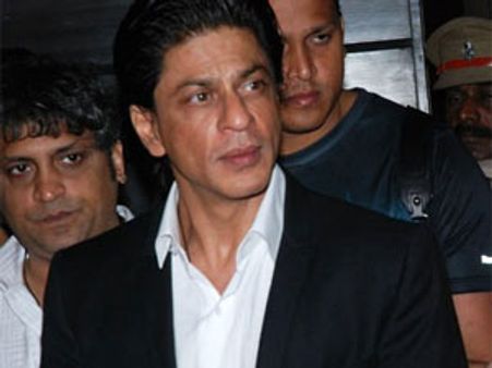 ஷாருக்கை பிடிப்பது, பின்னர் மன்னிப்பு கேட்பது, இதே பொழப்பாப் போச்சு- இந்தியா காட்டம்