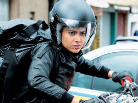 ஆக்ஷன் குயினாக மாறி பைக்ரேஸில் அசத்திய சமீரா ரெட்டி!