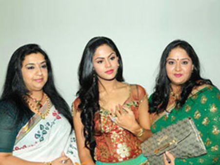 மகளை களமிறக்கிக் கலக்கும் ராதா-கேரளாவுக்கே 'ஷிப்ட்' ஆன அம்பிகா!