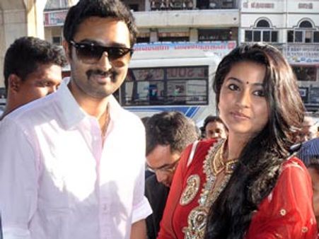 'எல்லாரும் தவறாம வந்திடுங்க' - மும்முரமாக திருமண அழைப்பிதழ் தரும் சினேகா- பிரசன்னா!