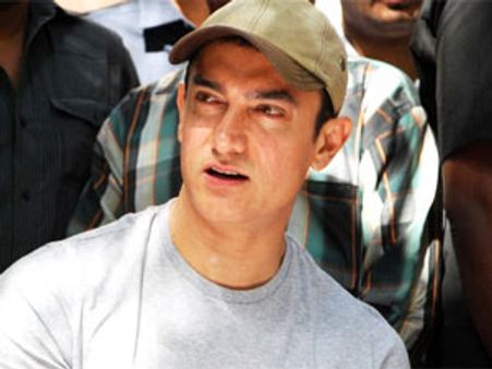 ரிக்ஷாக்காரர் மகன் திருமணத்திற்குப் போகும் ஆமிர்கான்!