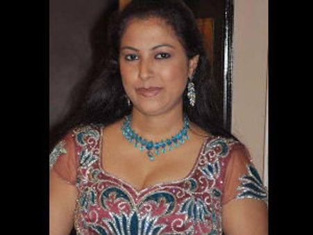 சினிமா நடிகையின் தியேட்டரைப் பறிக்கப் பார்த்த கோஷ்டி-போலீஸ் வலைவீச்சு!