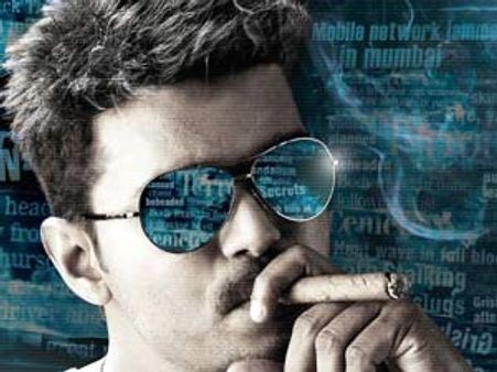 புகையும் சுருட்டுடன் 'துப்பாக்கி' விஜய்!