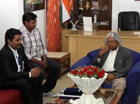 தேசிய விருது பெற்ற கையோடு அப்துல் கலாமைச் சந்தித்து வாழ்த்துப் பெற்ற தமிழ் கலைஞர்கள்!