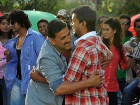 விஜய் அசத்தல் ஆட்டம் ... பாராட்டிய அக்ஷய் குமார்!