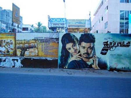 கமல் உதவியாளரின் கள்ளத்துப்பாக்கியும் விஜய்யின் துப்பாக்கியும்! - வெடிக்கும் சர்ச்சை