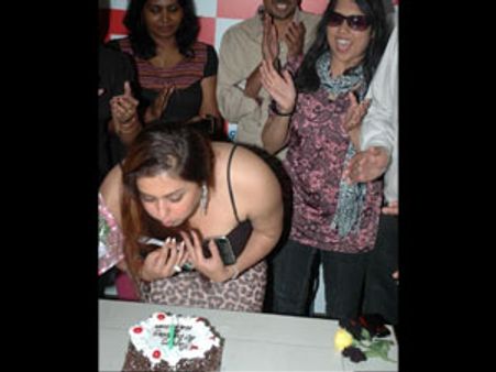 'மச்சான்ஸ்' நமீதாவுக்கு இன்று பிறந்த நாள்!