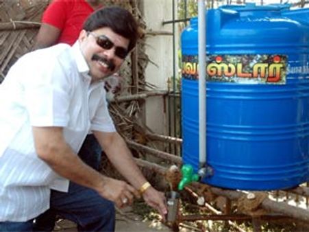 1000 ரூபாய் தண்ணீர் தொட்டி, லட்ச ரூபாய்க்கு பப்ளிசிட்டி! - பலே டெக்னிக்கைப் பிடித்த பவர் ஸ்டார்!!