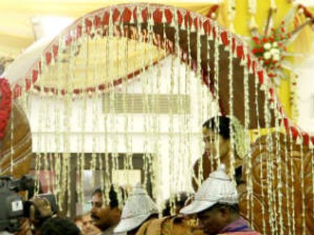 சினேகா - பிரசன்னா திருமண வரவேற்பு - பல்லக்கில் அழைத்து வரப்பட்ட சினேகா!