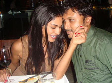 ஏற்கனவே கல்யாணமான டைரக்டரை 'லவ்'வும் வீணா மாலிக்!