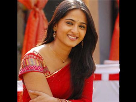 அனுஷ்கா மீது புகார் கொடுக்கலாமா? இயக்குனர் சுராஜ் யோசனை