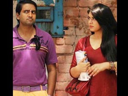 சந்தானத்தை பார்த்தாலே சிரிப்பை அடக்க முடியல: ஹன்சிகா