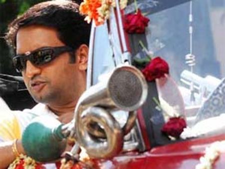 லண்டனில் கார் ஓட்டுவதற்காக டிரைவிங் லைசென்ஸ் வாங்கிய சந்தானம்!