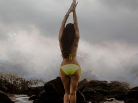 இலங்கை கடற்கரையை பிகினியில் சூடாக்கிய சன்னி லியோன்!