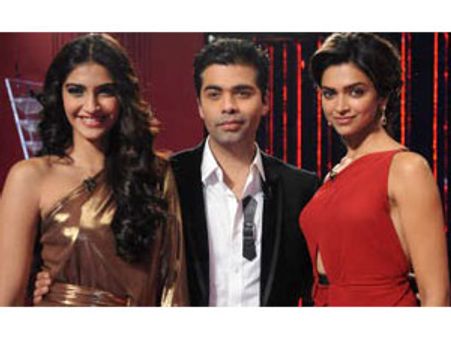 இயக்குனர் பிறந்தநாள் விழாவுக்கு 65 உடைகள் மாற்றிய முன்னணி நடிகை