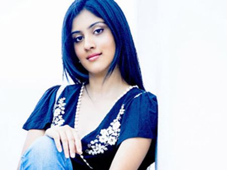 கர்நாடகத்திடம் தண்ணீர், கரண்ட்டுக்கு பிச்சை எடுக்கிறோமாம்: சொல்கிறார் 7ம் அறிவு நடிகை