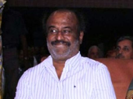 புதுக்கோட்டை அதிமுக வேட்பாளருக்கு போட்டியிலிருந்து விலகிய ரஜினி மன்ற செயலாளர் ஆதரவு!