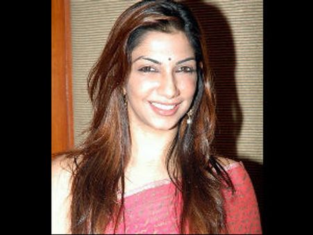 நாடு விட்டு நாடு வந்து செல்லும் தொகுப்பாளினி பாவனா!