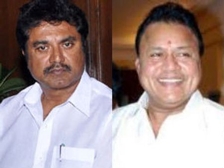 நடிகர் சங்கத் தேர்தலில் விதிகள் மீறல்: நிர்வாகிகளாக சரத்குமார், ராதாரவி நீடிக்க தடை கோரி வழக்கு