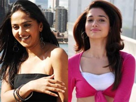 ஹிம்மத்வாலா ரீமேக்கில் நடிக்க அனுஷ்கா, தமன்னா போட்டி?