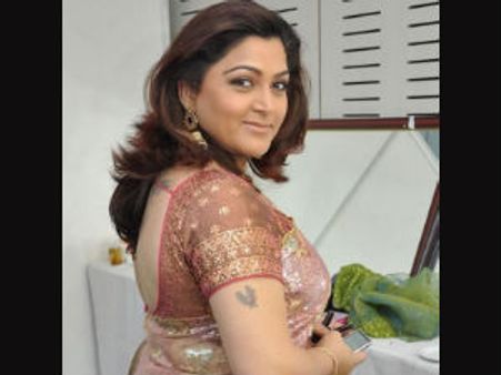 குஷ்பு மணிக்கட்டில் மகள்கள், முதுகில் மயில் டாட்டூ