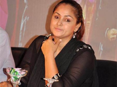 சீரியலில் வக்கீலாக கலக்க வரும் சிம்ரன்