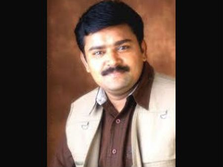 தொகுப்பாளினிகளே கொஞ்சம் டிரஸ்ல கவனம் செலுத்துங்க!