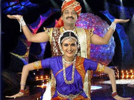 மந்திர எந்திரம் விற்கும் தொலைக்காட்சிகள்... மாடல்களான நாயகர்கள்!