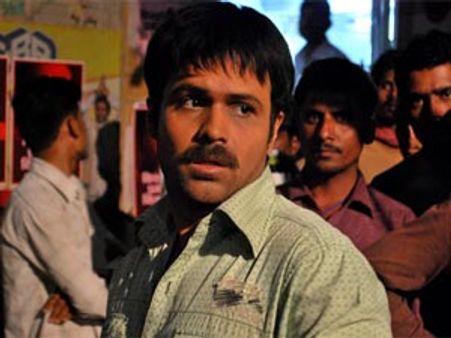 பாலிவுட் நடிகர் 'பின்னாடி' கடித்த ரசிகை!