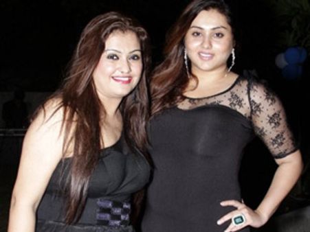 ஒரே குகையில் சந்தித்த இரண்டு கவர்ச்சி சிங்கங்கள்!