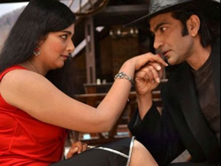 காதலை ஏற்க மறுத்த நடிகையை நடுரோட்டில் அடித்த பிரபல மலையாள நடிகர்