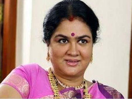 விவாகரத்து வழக்கு - முன்னாள் கணவரிடம் மகளை ஒப்படைத்தார் ஊர்வசி!