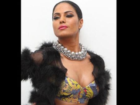 ஹோமோசெக்ஸுக்கு ஆதரவாக வீணா மாலிக் போஸ்!